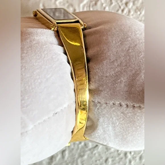 *READ.. GUCCI 1500L BANGLE GOLD PLATED black watch - Picture 8 of 13